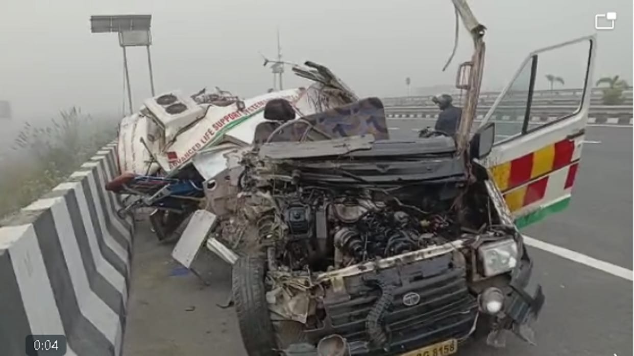 Ambulance and canter collide on Delhi-Meerut Expressway in ghaziabad