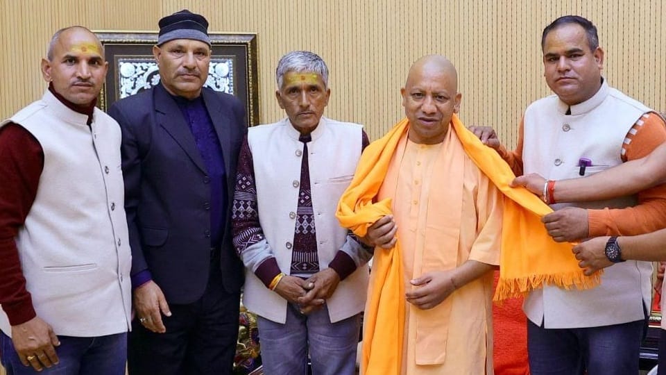 Uttarkashi: Villagers of Masal village met CM Yogi Adityanath and  invited to lay the foundation stone of temp