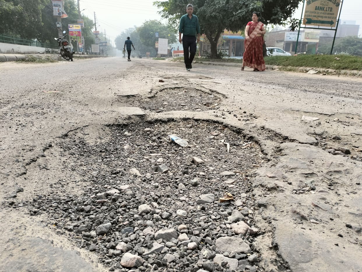 The roads of the city which became rotten became trouble for the people