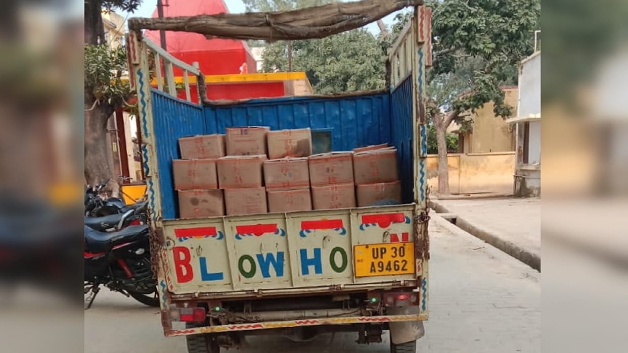 Pickup filled with refined oil of government nutrition caught in Tilhar Shahjahanpur