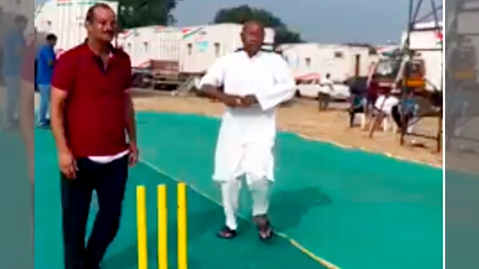 दिग्विजय सिंह क्रिकेट खेलते नजर आए।