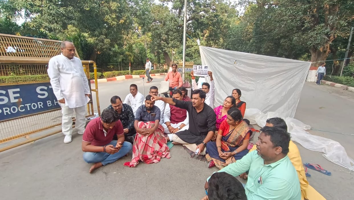 BHU Fee Hike AAP leader meet students sitting on protest heated debate with security guard