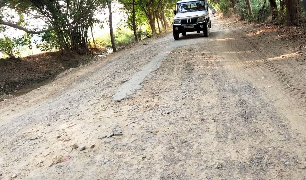 Fatehpur: Roads of Tirhar turned into big potholes