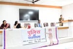 हल्द्वानी, बीएलएम एकेडमी में अमर उजाला द्वारा आयोजित पुलिस की पाठशाला में छात्र-छात्राओं को ट्र?