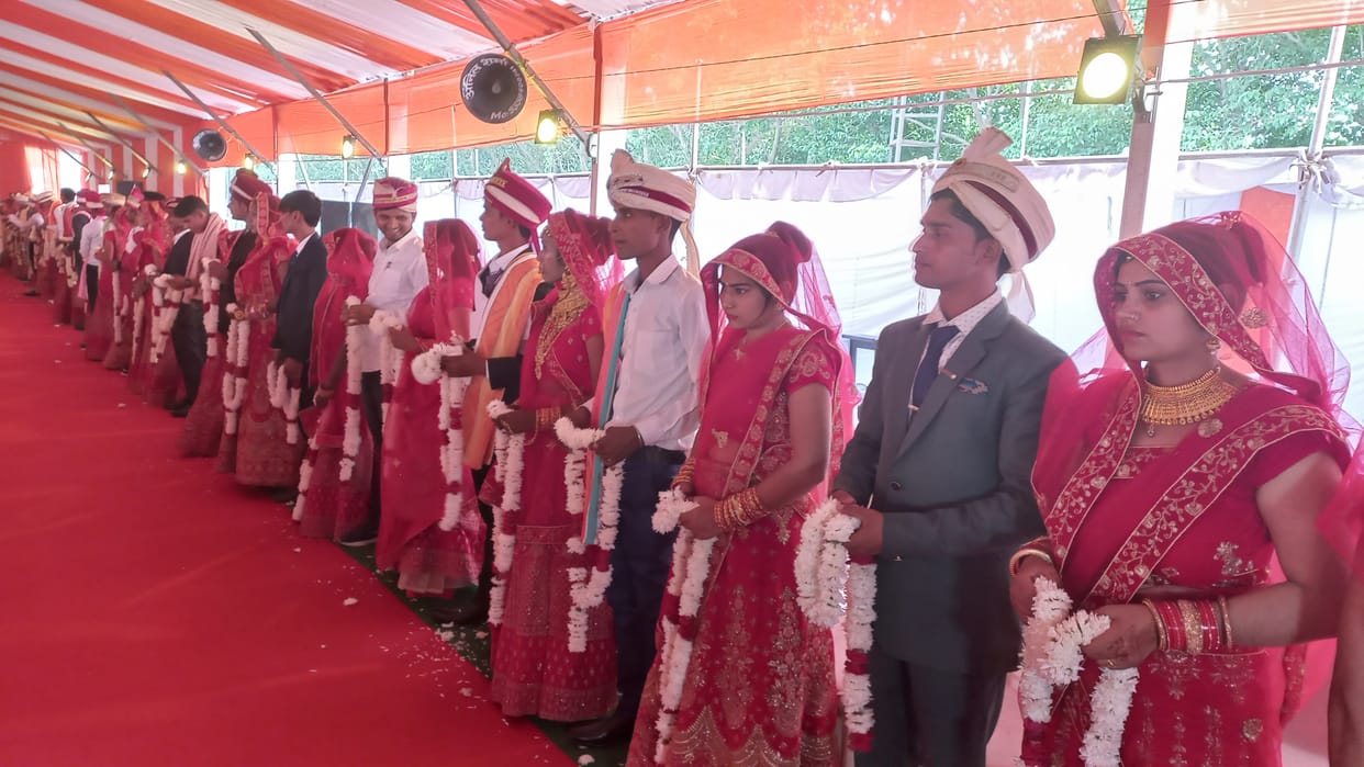 151 couples tied the knot by wearing a garland