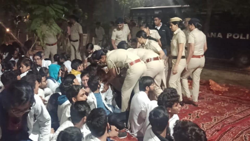 Rohtak : Protest against bond policy, midnight cantonment became PGI