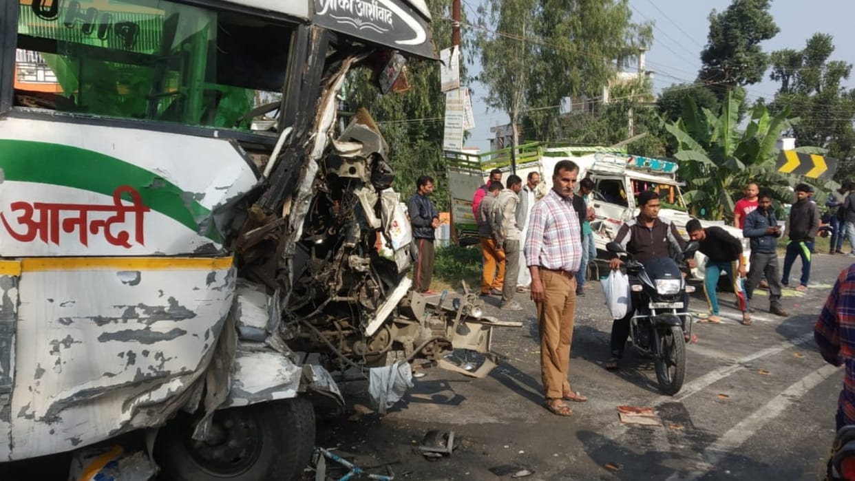 Bus pickup vehicle collision Many students injured Dehradun Vikasnagar Uttarakhand news in hindi