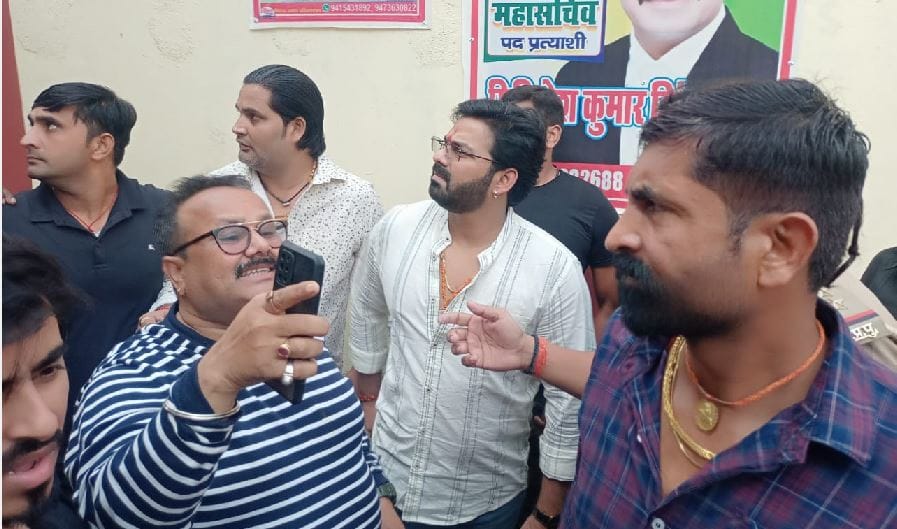 bhojpuri star pawan singh Divorce case with second wife Ballia court with bouncers,