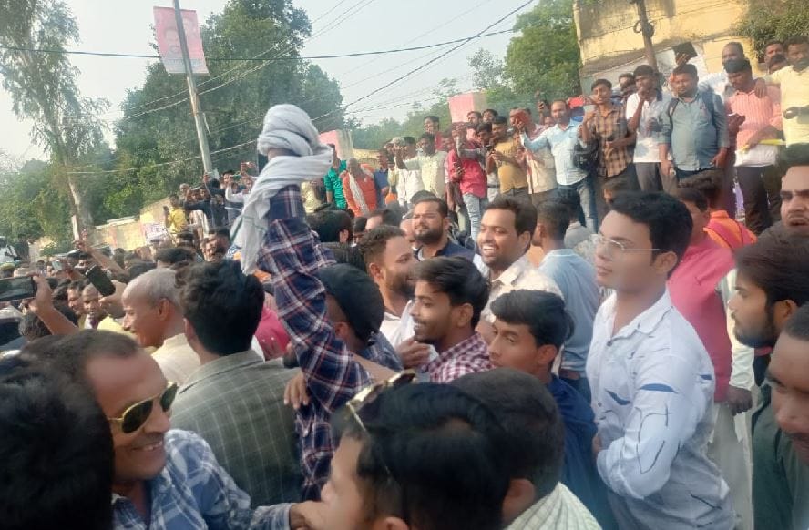 bhojpuri star pawan singh Divorce case with second wife Ballia court with bouncers,