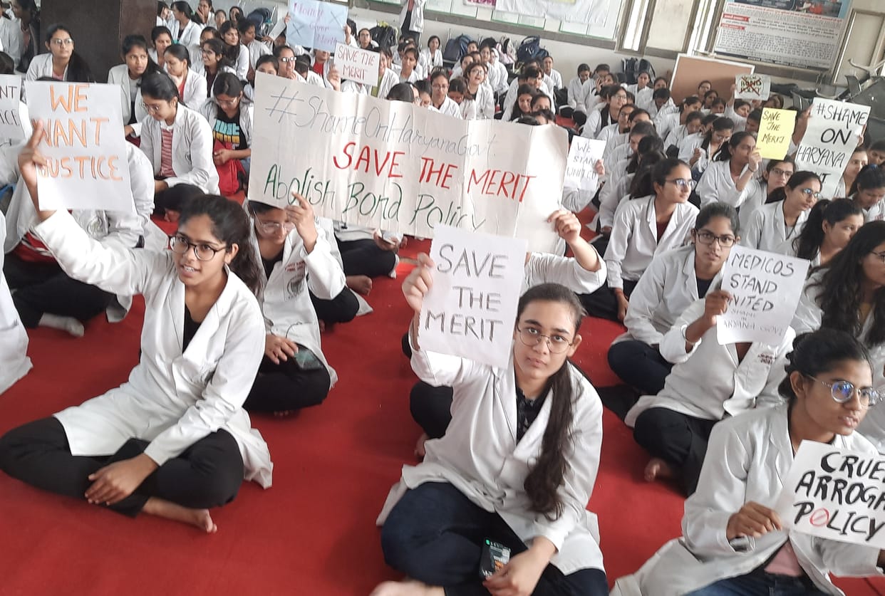 Women's medical college students started strike in protest against bond policy