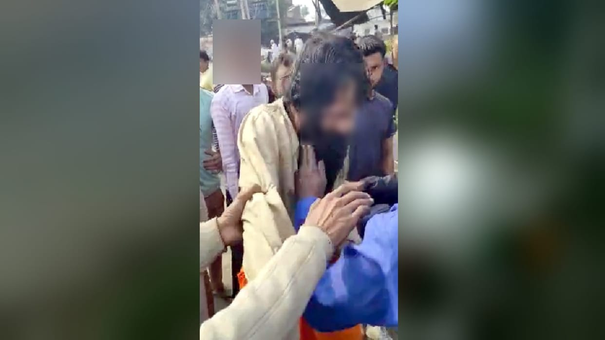 The villagers have beaten up to a saint in the doubt of child theft in Bijnor and see photos