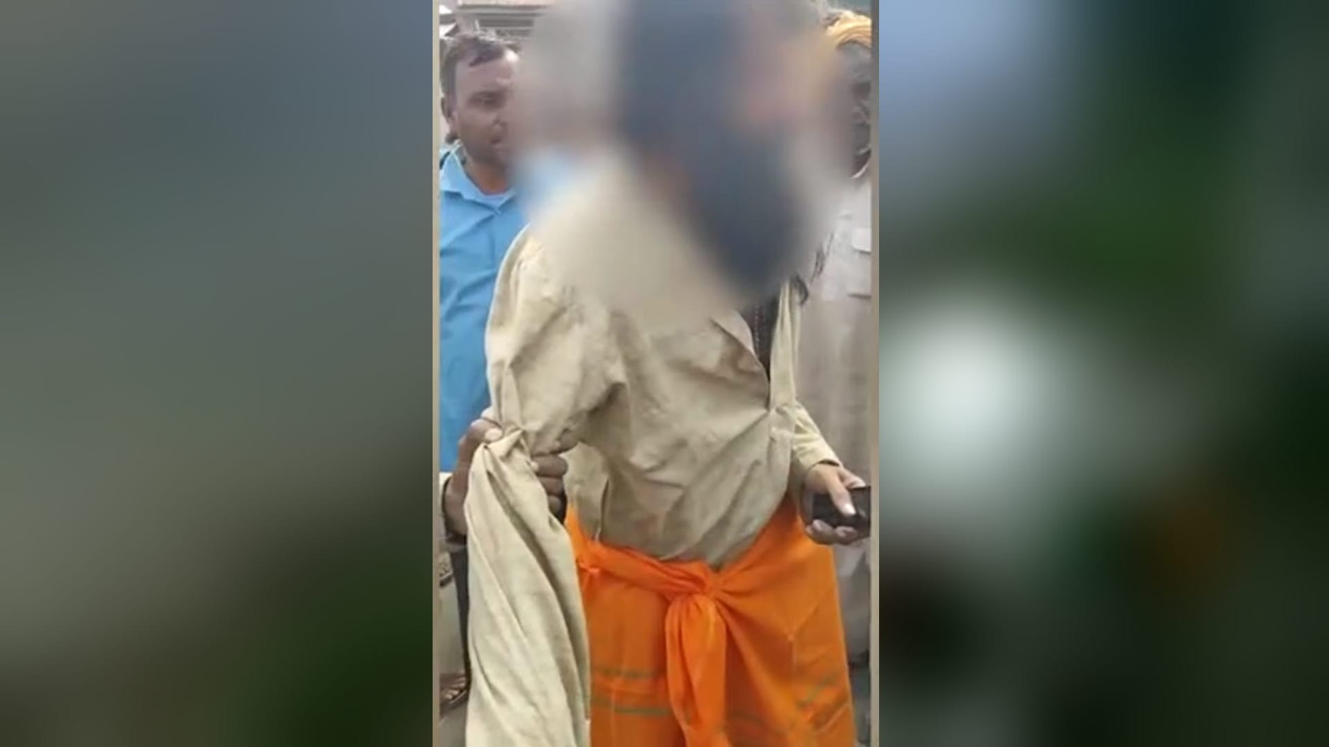The villagers have beaten up to a saint in the doubt of child theft in Bijnor and see photos