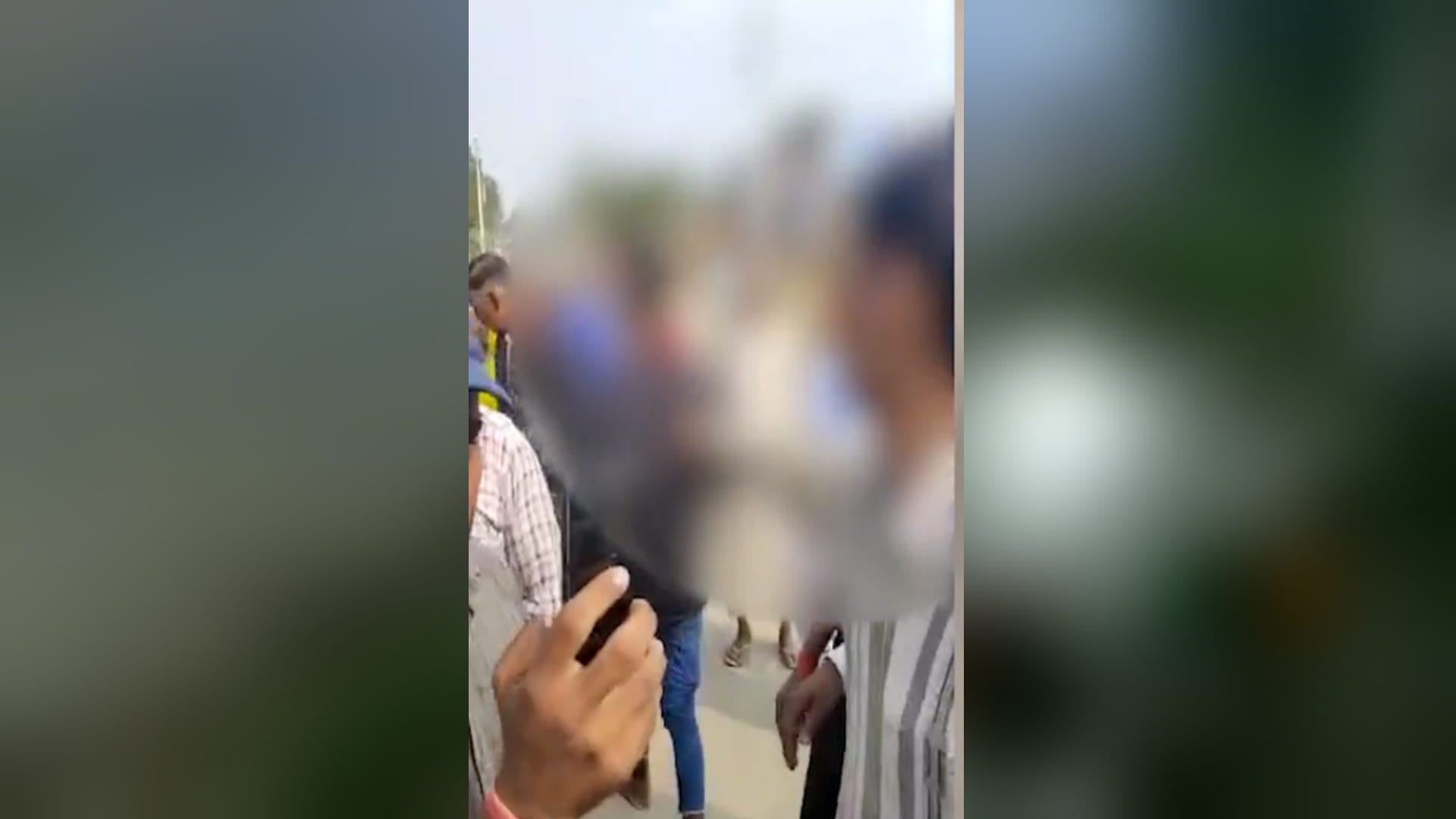 The villagers have beaten up to a saint in the doubt of child theft in Bijnor and see photos
