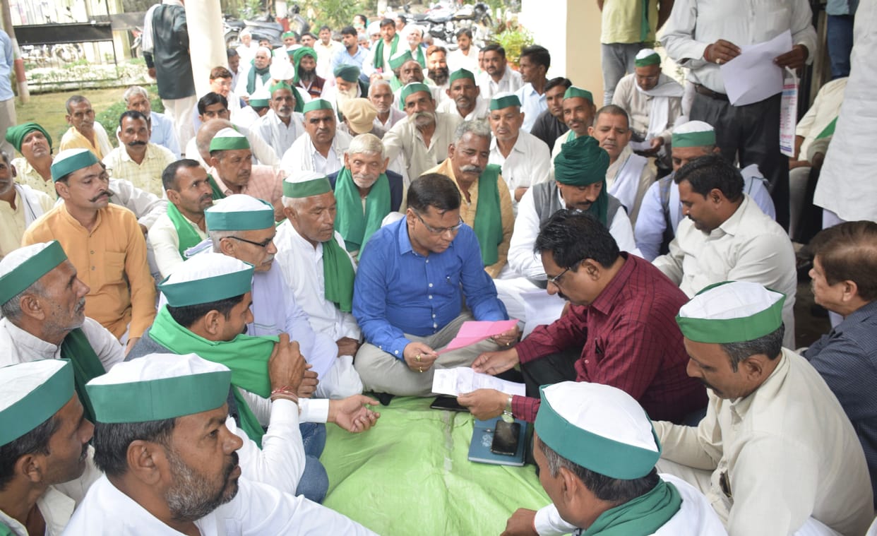 Farmers protested by gheraoing SE