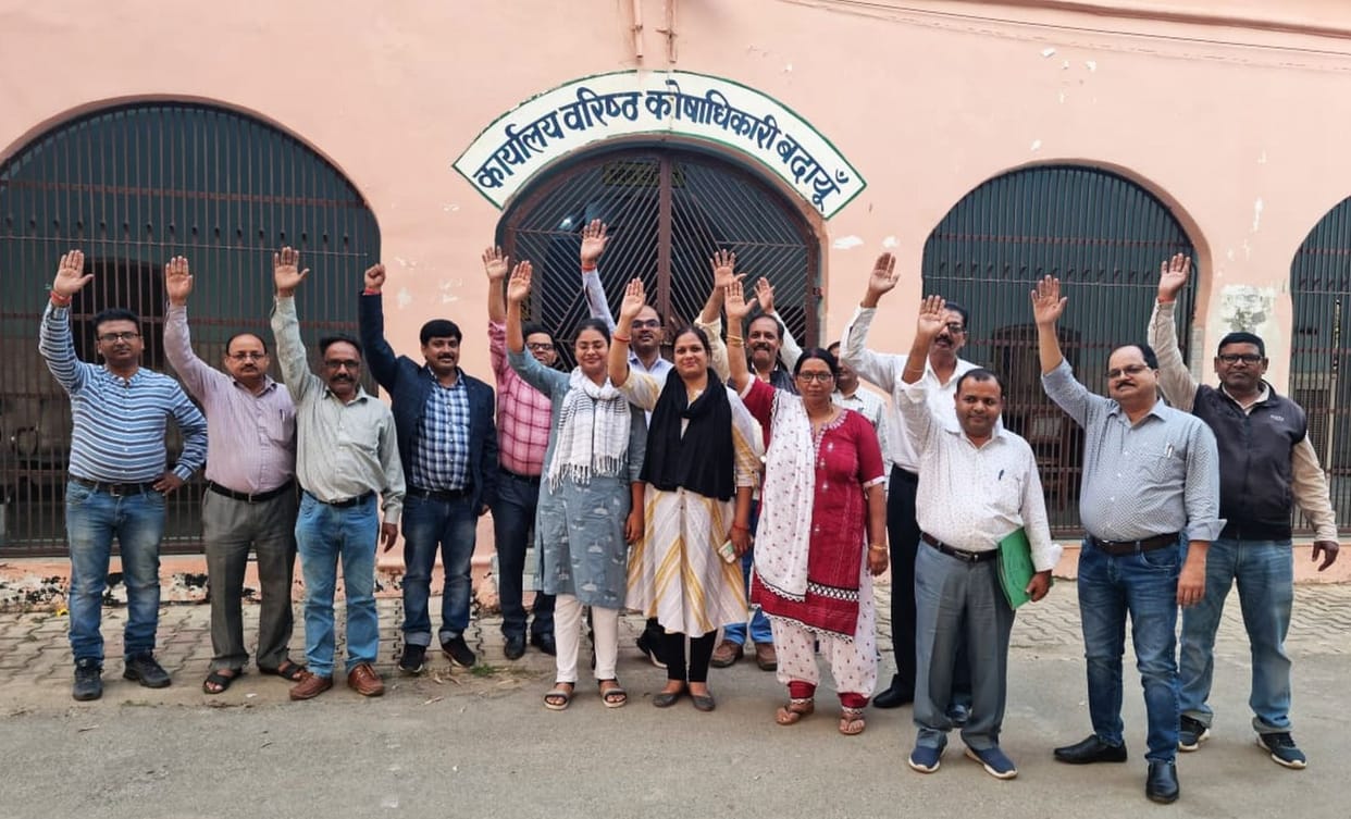 Employees will demonstrate for restoration of old pension