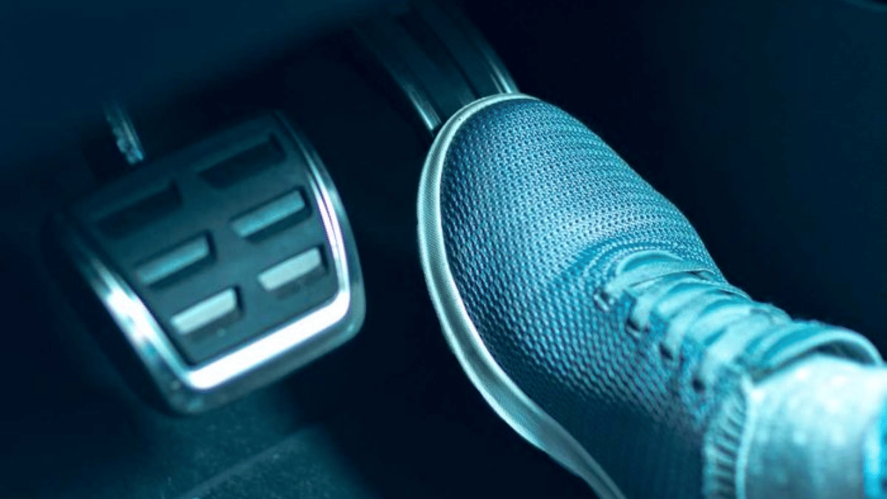 If the spark plug gets damaged in the car, these four changes start happening, never ignore it