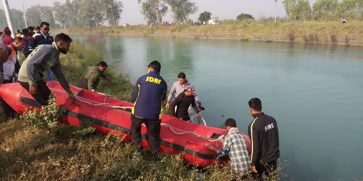 Accident Car engulfed Shakti canal one missing SDRF started search operation Uttarakhand news in hindi