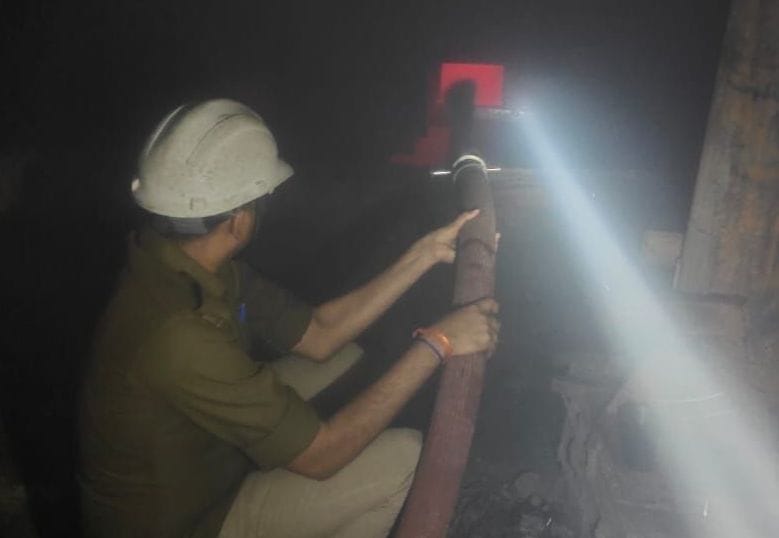 Kanpur Dehat: Fire breaks out in factory that extracts oil from old tires, fire brigade found it under control