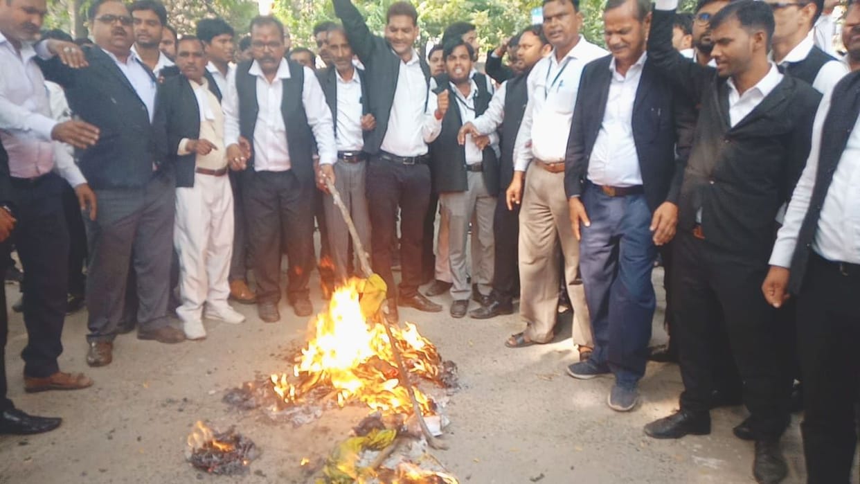 Hardoi, Angry advocates raised slogans of Police Murdabad