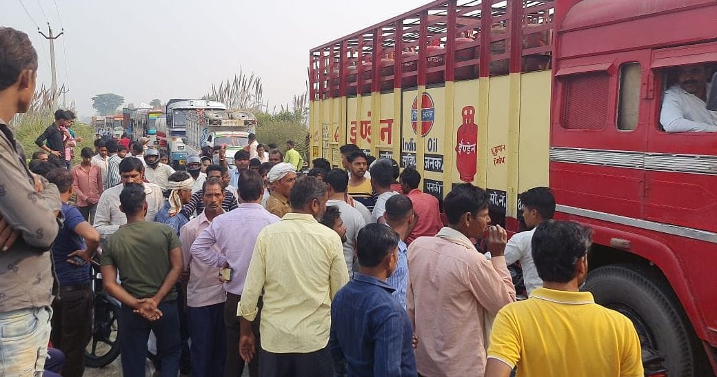 Kanpur Dehat: Youth dies due to car collision, fellow injured, relatives blocked the road