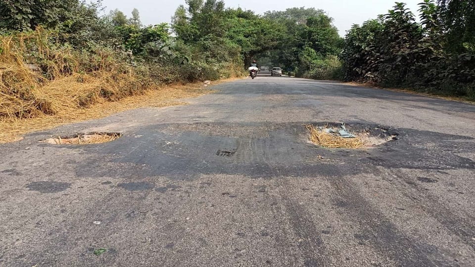Tourist bus overturned due to pothole on Shahjahanpur-Palia National Highway 12 injured one passenger hand cho