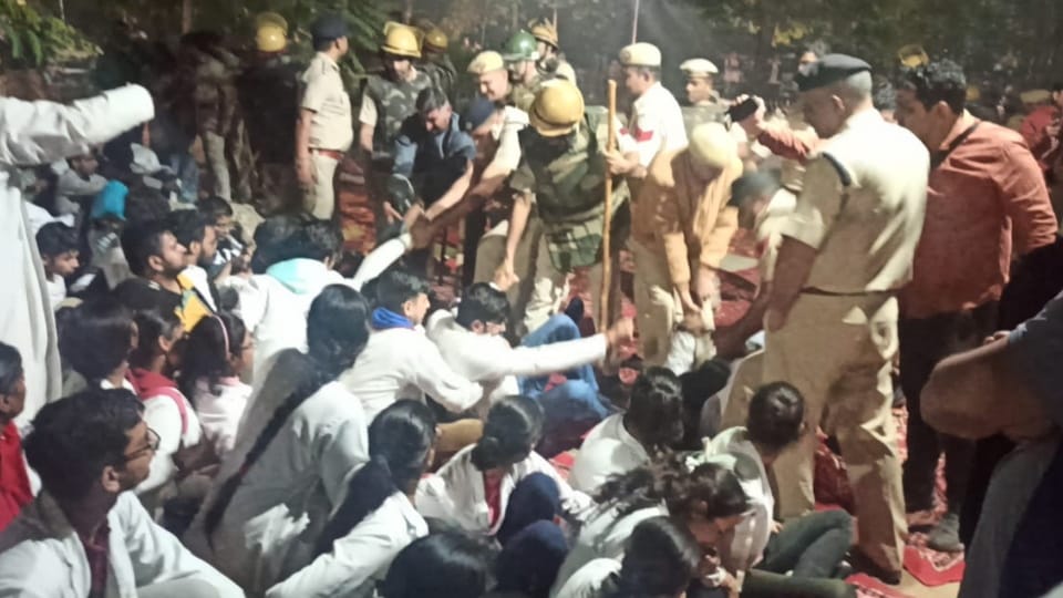 Case filed against protesting medical students before CM Manohar lal arrival in Rohtak
