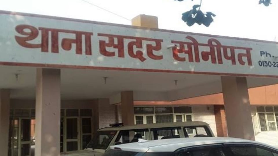 Men create ruckus outside girls home in sonipat