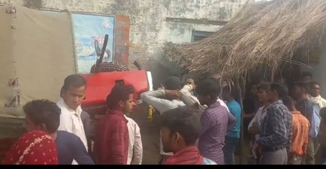 Hathras: Bike collided with tractor, driver injured, tractor also overturned