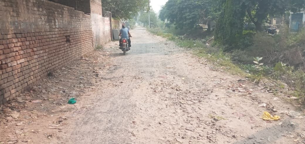 Hathras: The condition of the roads is dilapidated, people upset due to waterlogging in the rain