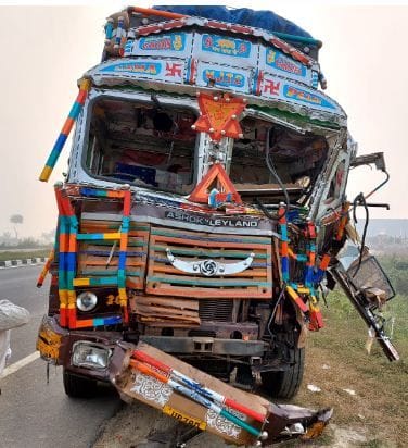 Hathras: When the truck trampled the car, 11 vehicles coming from behind collided with each other
