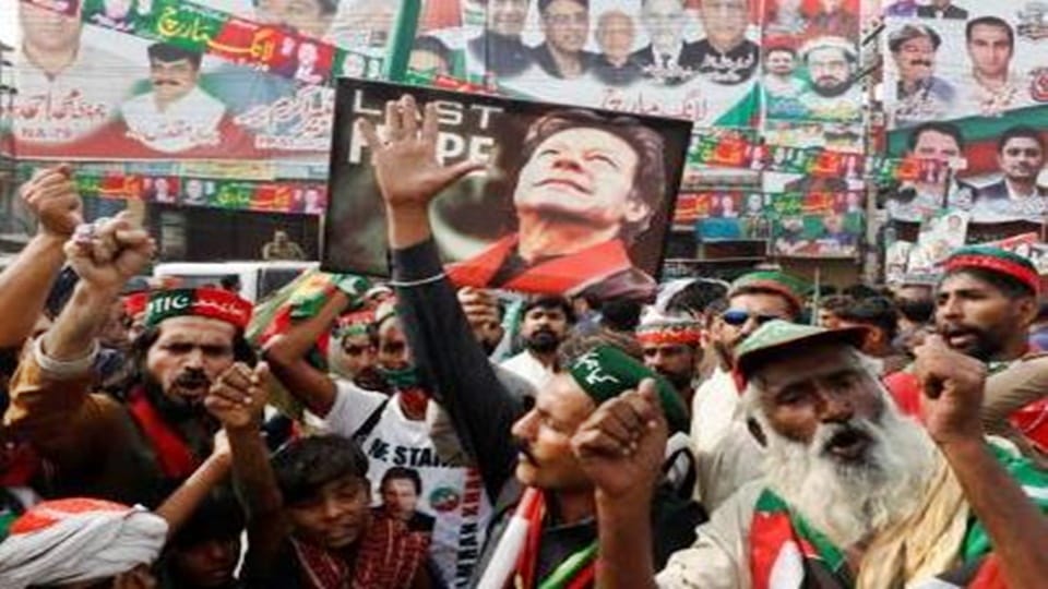 Civil war-like situation in Pakistan violent demonstration of Imran supporters