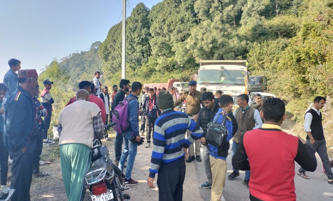 three person injured in road accident  near jamta nahan renukaji road