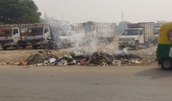 Etah: The employees of the municipality are setting fire in the garbage, it is difficult to breathe