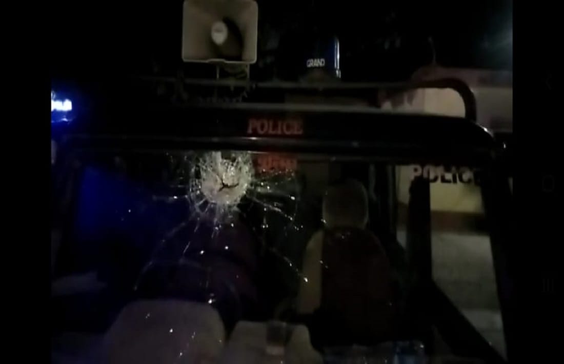 Villagers pelted stones on jaunpur police team who arrived to resolve dispute two vehicles damaged