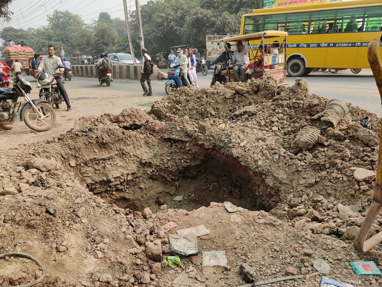 Etah: Leaked water pipeline at Kailash Ganj Tiraha was not fixed