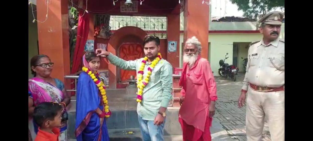 the police got married in the police station in Mahoba