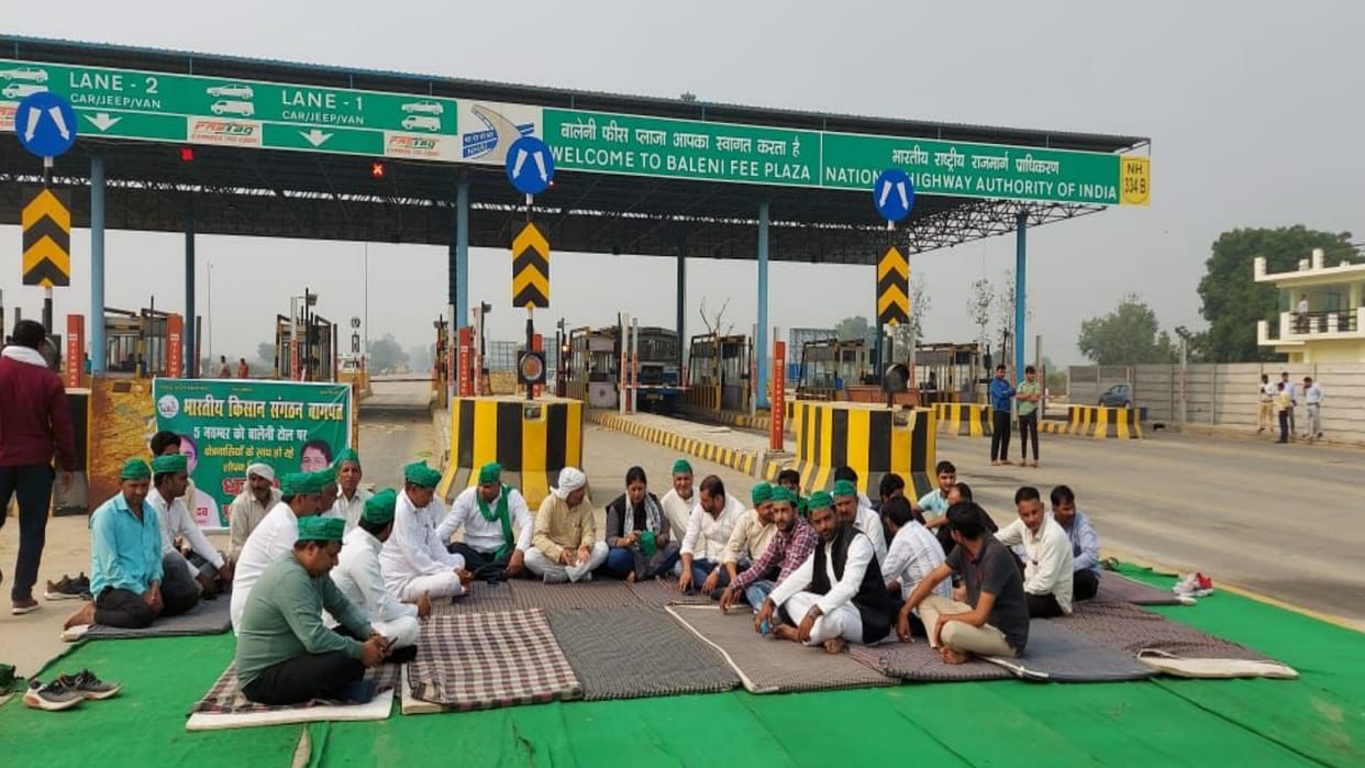 BAGHPAT: Farmers staged a sit-in at Balaini toll plaza to make it free for the nearby villages