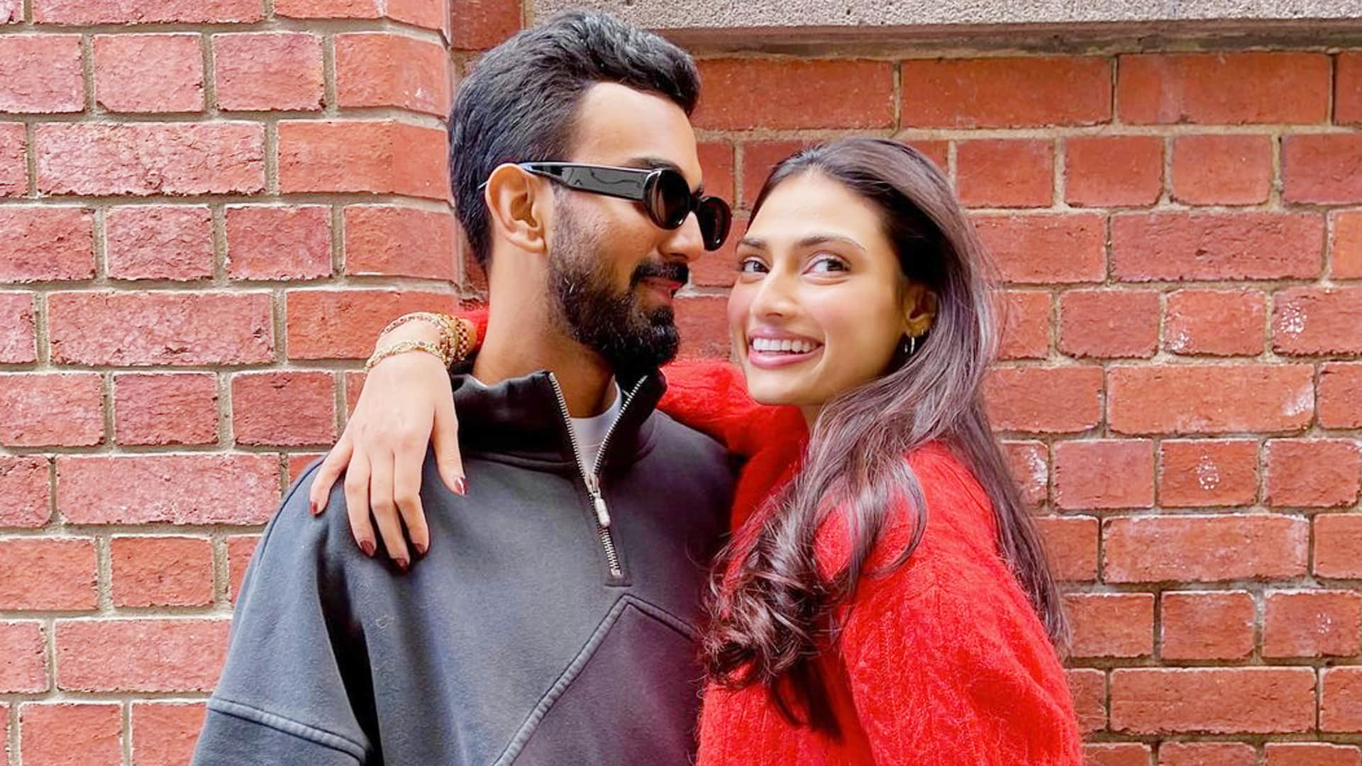 KL Rahul returns to India After the Match Athiya Shetty Surprised him at Airport Video goes Viral