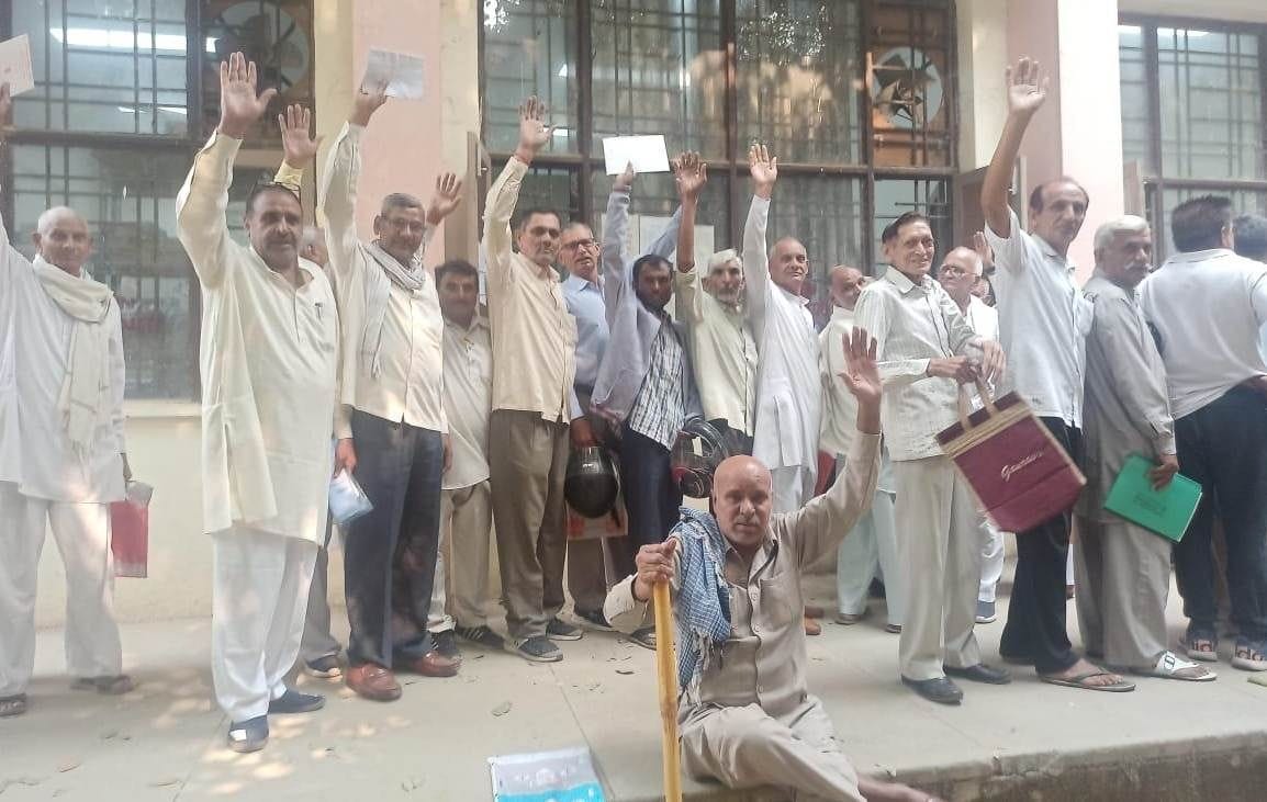 Due to technical flaw in biometric machines, the work of pensioners stopped, demonstrated