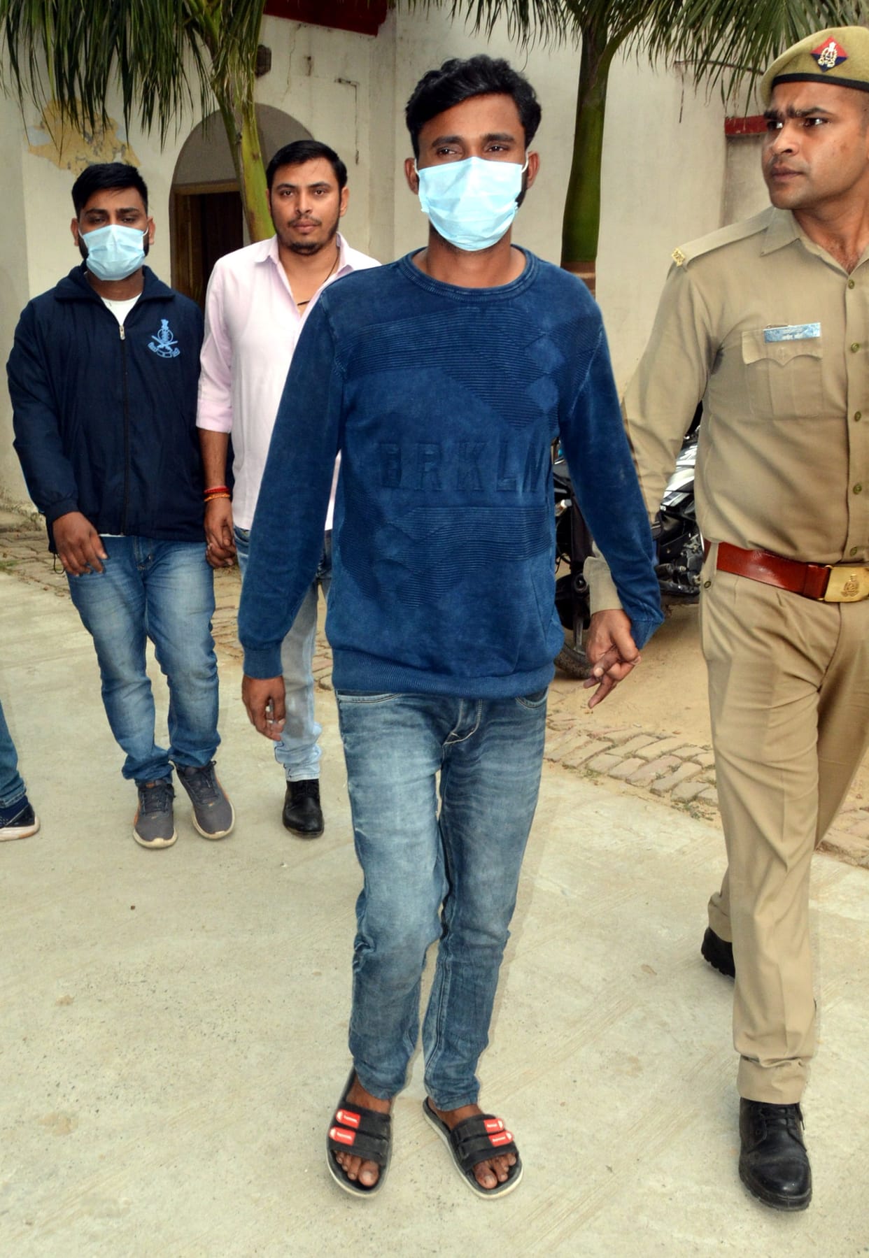 Used to steal tweezers in ATM, three arrested