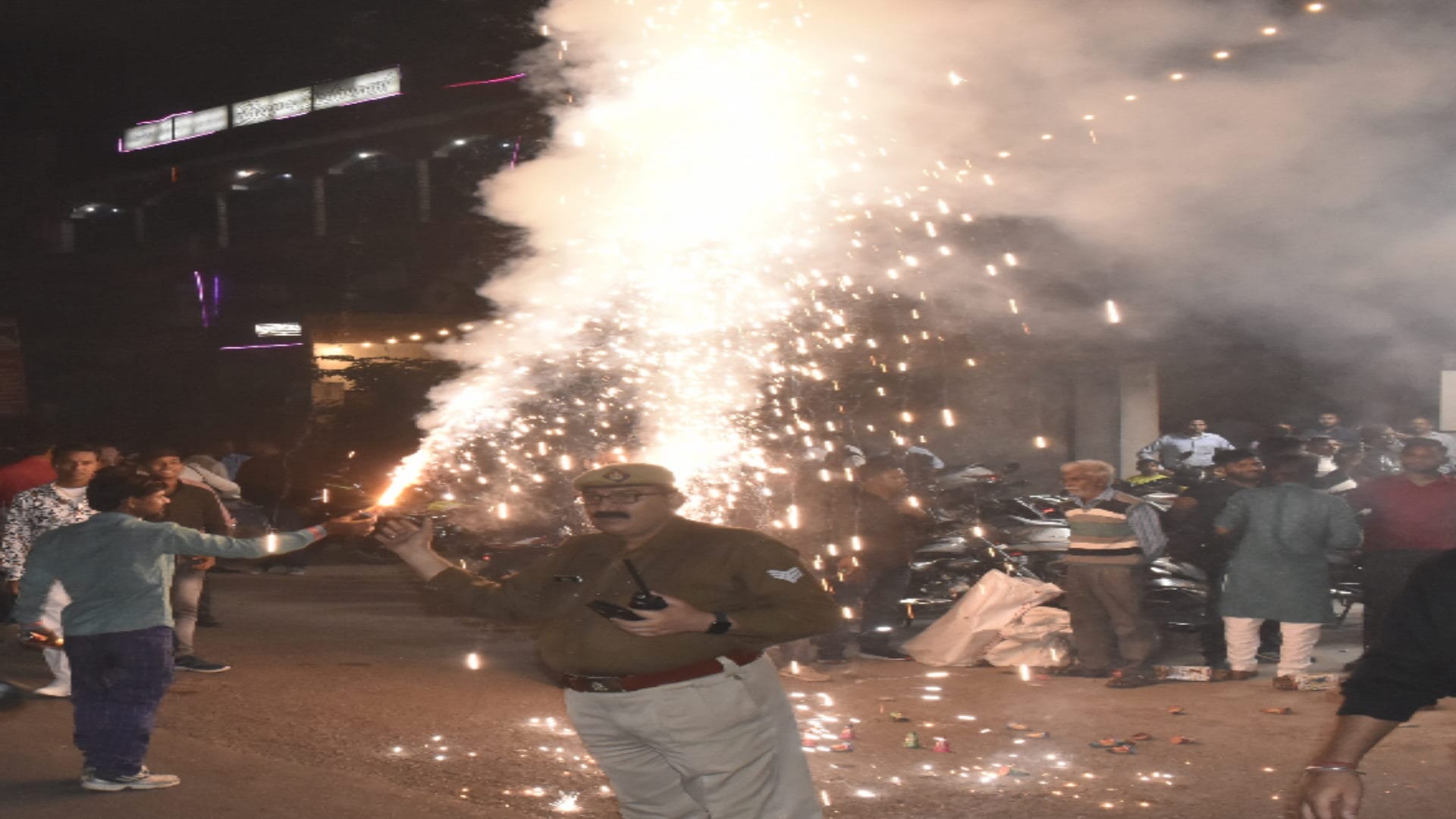 Meerut pollution air quality commission closed 42 industries it is increasing due to smoke, stubble and garbag
