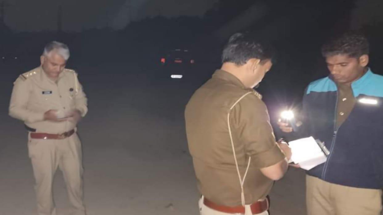Meerut  police uncovered 5 robberies 4 arrested lakhs of rupees pistols and cartridges recovered