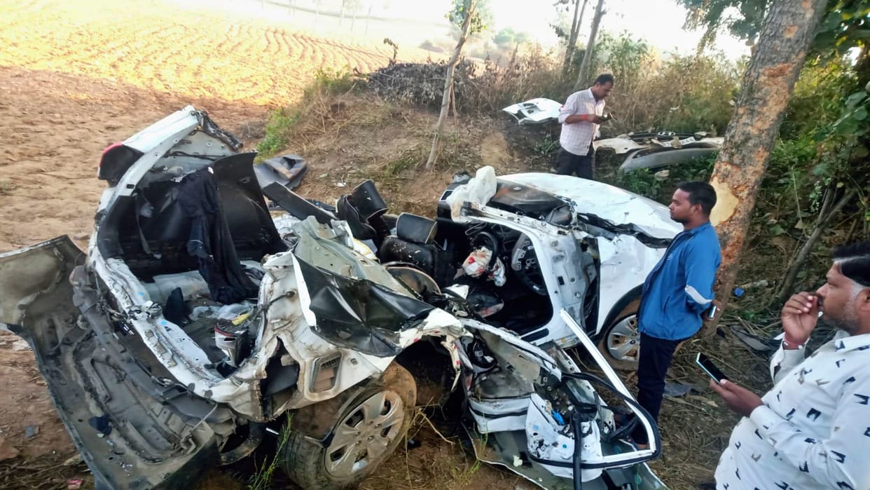 MP Road Accident Car collided with tree in Niwari three died one injured