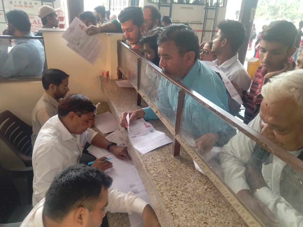 Crowd of candidates gathered to book seats in buses, Kurukshetra