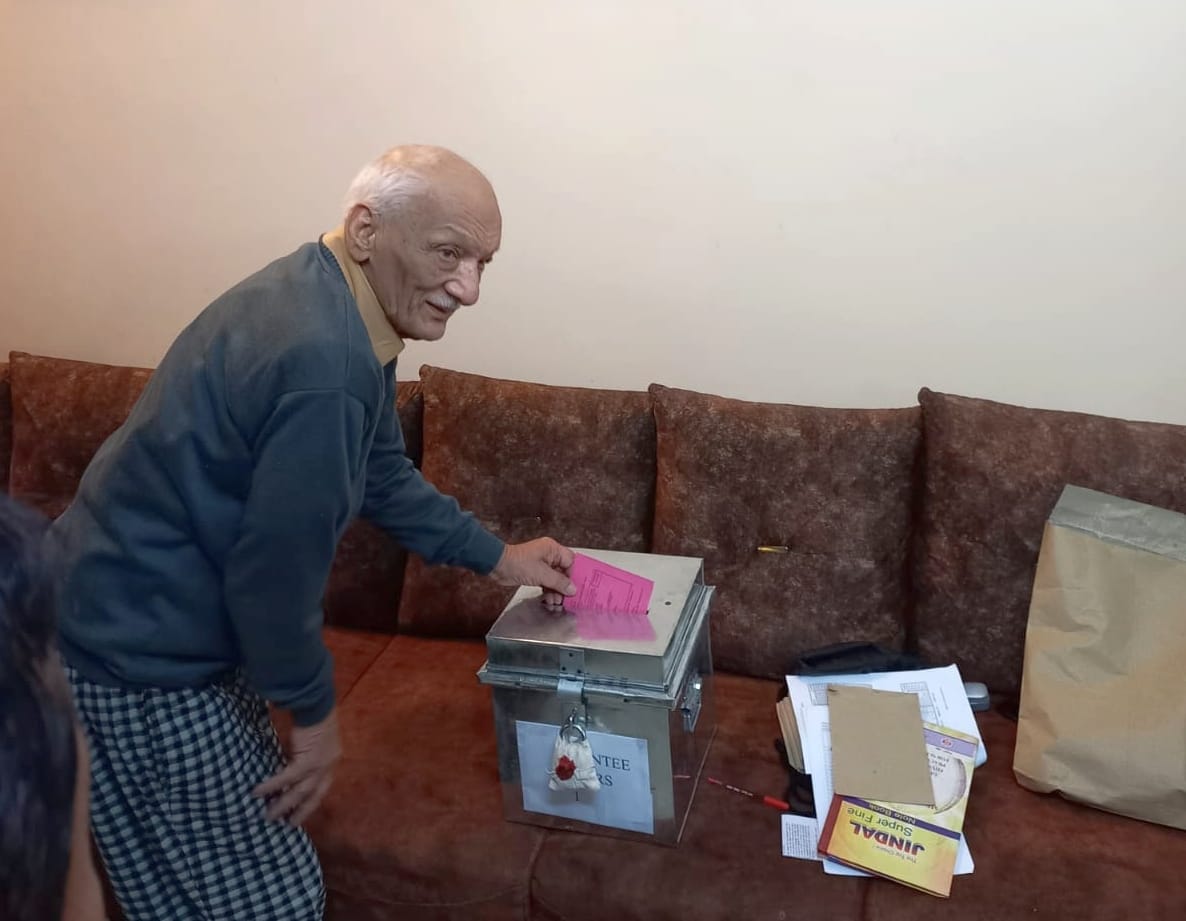 sirmaur news above 80 years  senior citizen cast their vote by post ballet in sirmaur on saturday