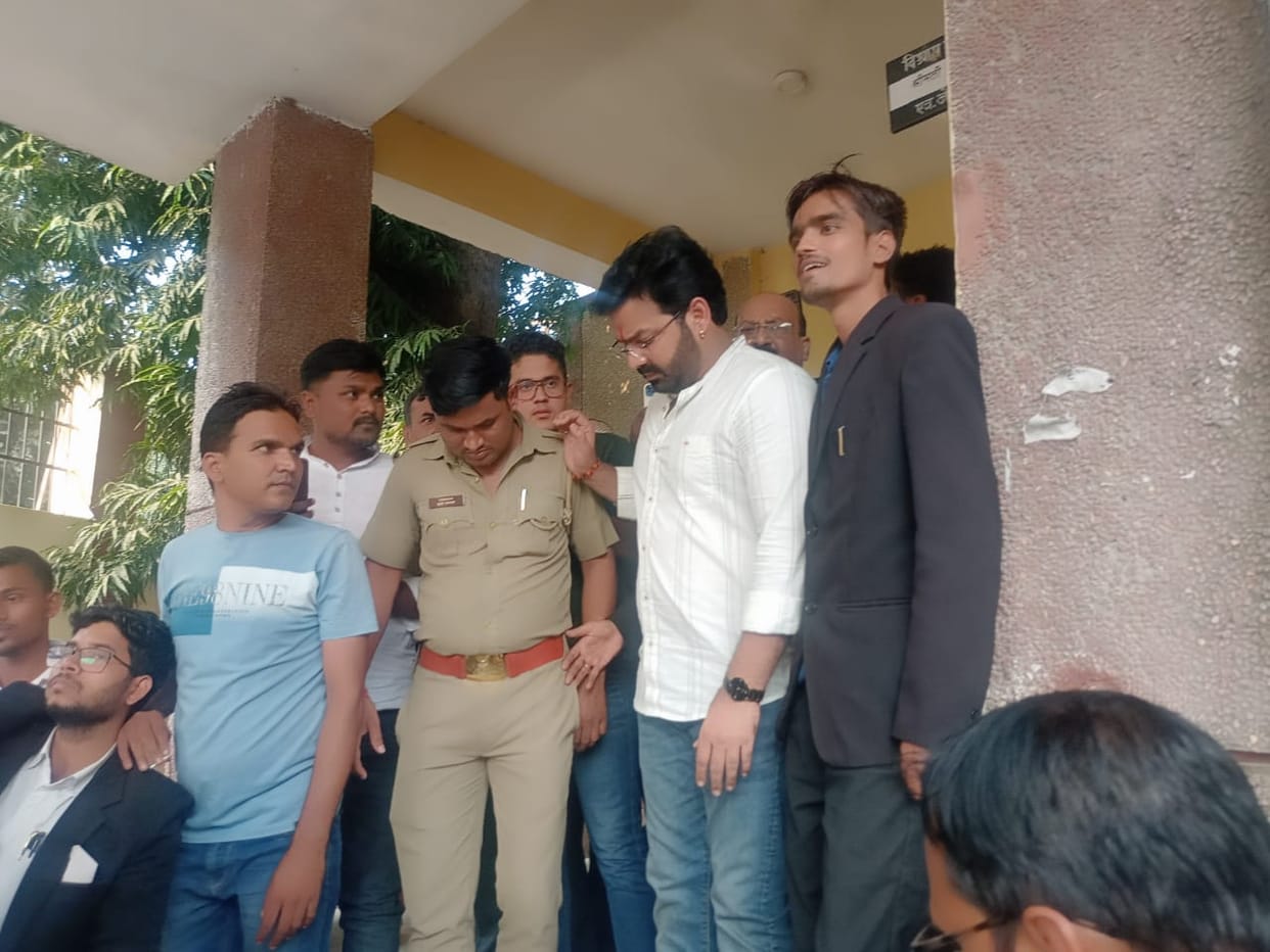 bhojpuri star Pawan Singh appeared in ballia court in divorce with second wife