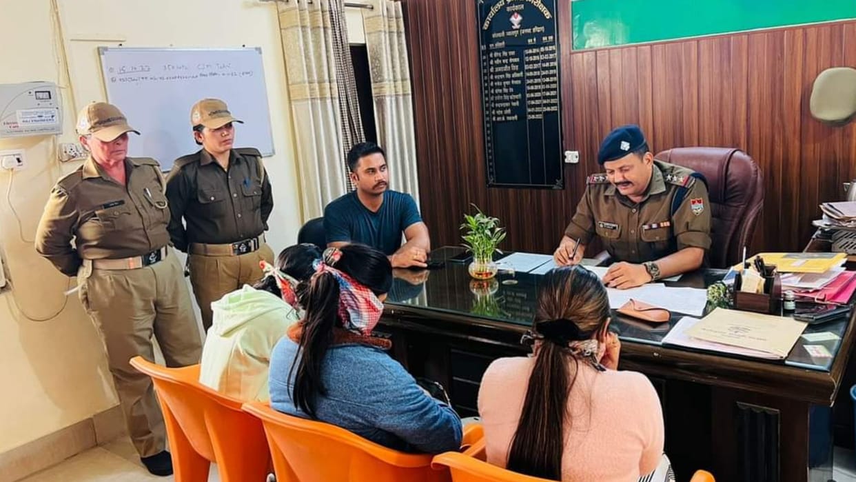 prostitution caught in Haridwar Police raided Jars Country flat caught three women Uttarakhand news in hindi