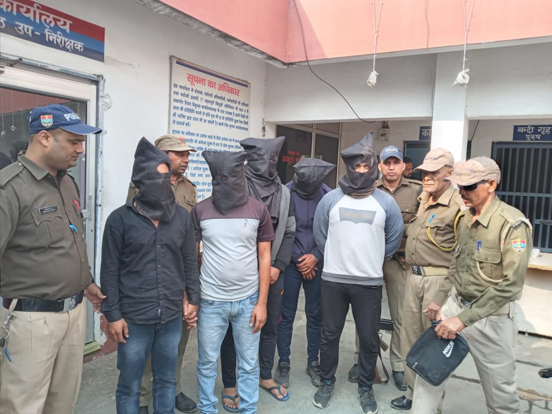 prostitution caught in Haridwar Police raided Jars Country flat caught three women Uttarakhand news in hindi