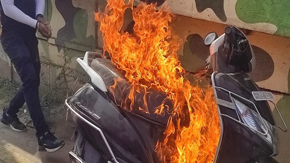 Angry young man blew his scooty in front of the showroom in Bilaspur