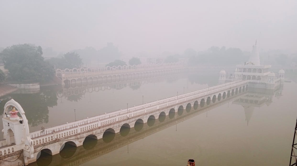 A sheet of smog kept the district covered throughout the day, the sight of mist remained throughout the day